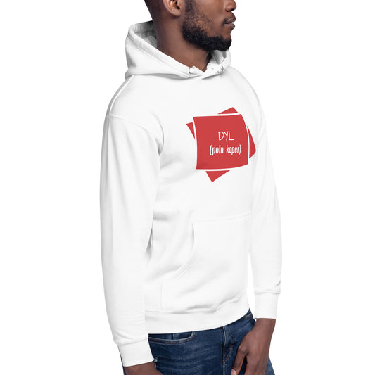Model präsentiert den weißen „DYL“ Hoodie von der Seite, der rote Aufdruck und weiße Schrift sind deutlich sichtbar.