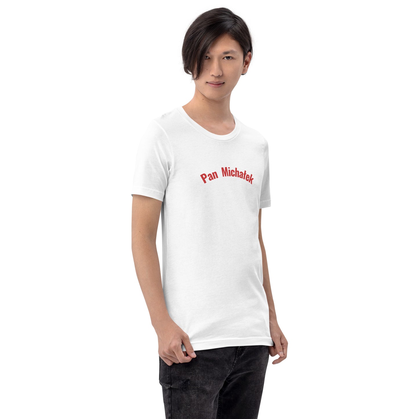 Ein Model in Seitenansicht trägt ein weißes Unisex-T-Shirt von POLCOUTURE. Auf der Brust prangt der Schriftzug „Pan Michałek“ im markanten POLCOUTURE Rot. Das Model ist leicht seitlich rechts gedreht, wodurch der Fokus auf dem roten Namens-Print liegt.