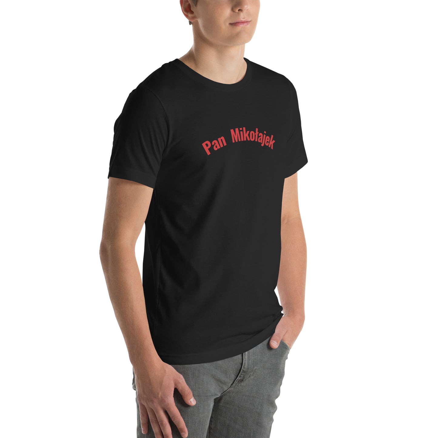 Ein Model trägt ein Unisex-T-Shirt in Vintage Schwarz von POLCOUTURE. Auf der Brust ist der Schriftzug „Pan Mikołajek“ im markanten POLCOUTURE Rot zu sehen. Die Ansicht zeigt den lässigen Sitz.