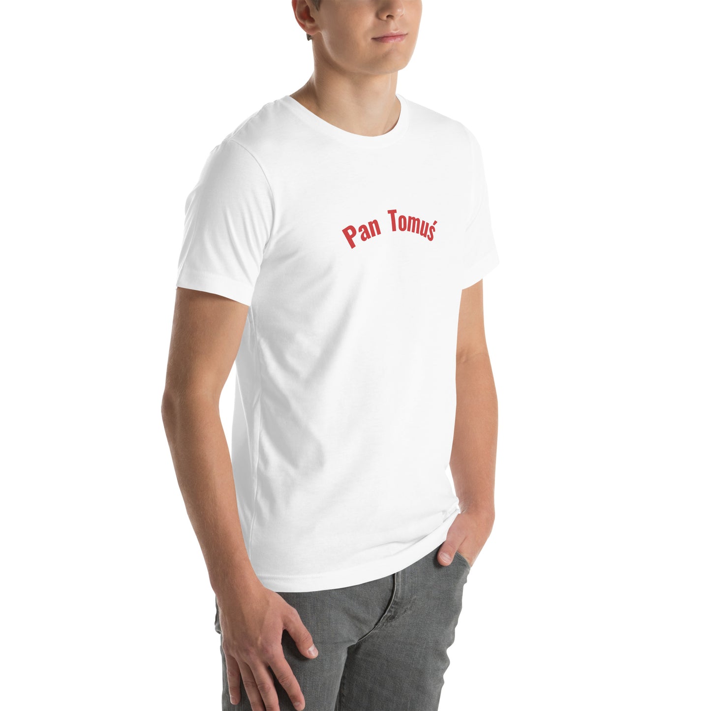 Ein Model in Seitenansicht trägt ein weißes Unisex-T-Shirt von POLCOUTURE. Auf der Brust prangt der Schriftzug „Pan Tomuś“ im markanten POLCOUTURE Rot. Das Model ist leicht seitlich gedreht, wodurch der Fokus auf der Passform und dem roten Namens-Print liegt.