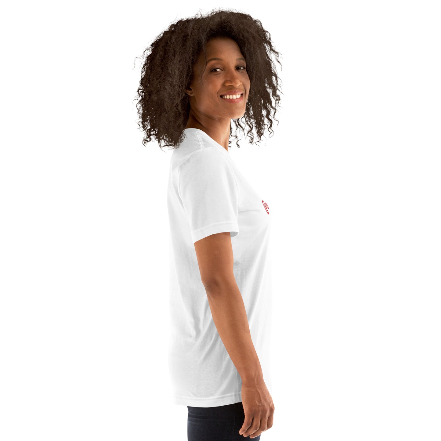 Seitenprofil am Model: Gezeigt wird die leichte Stoffbeschaffenheit und der klassische Rundhals-Schnitt des weißen Unisex-T-Shirts.