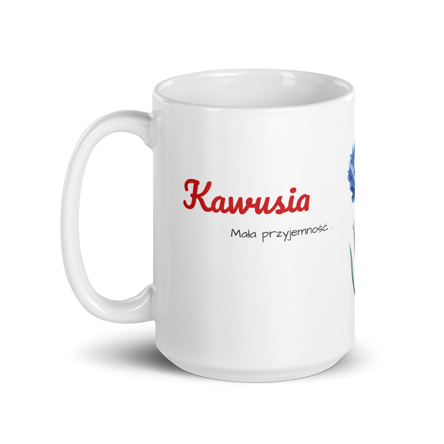 Seitenansicht der weißen POLCOUTURE Tasse Kawusia mit Henkel links. Im Fokus steht das polnische Wort „Kawusia“ in großer, moderner Schrift; direkt darunter steht klein der Slogan „mała przyjemność“.