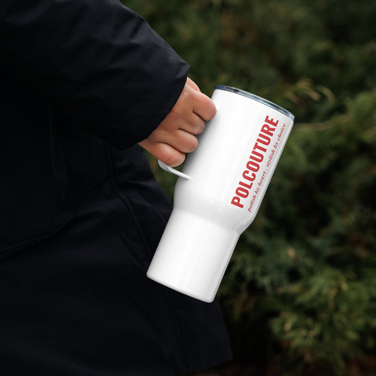 Person in schwarzem Hoodie hält den weißen Travel Mug „ŁYK“ von POLCOUTURE in der rechten Hand. Der Schriftzug POLCOUTURE ist erkennbar.