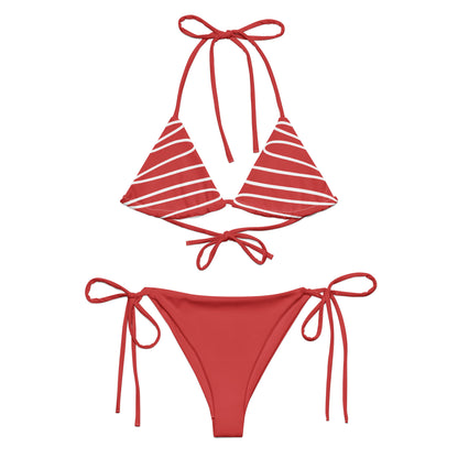 Komplettes Damen-Bikini-Set „FALA“ von POLCOUTURE (Oberteil und Hose) auf rein weißem Hintergrund. Das Set ist in kräftigem Rot gehalten. Das Bikini-Oberteil zeigt minimalistische, weiße Wellen-Linien, während das Bikini-Höschen uni-rot ist.