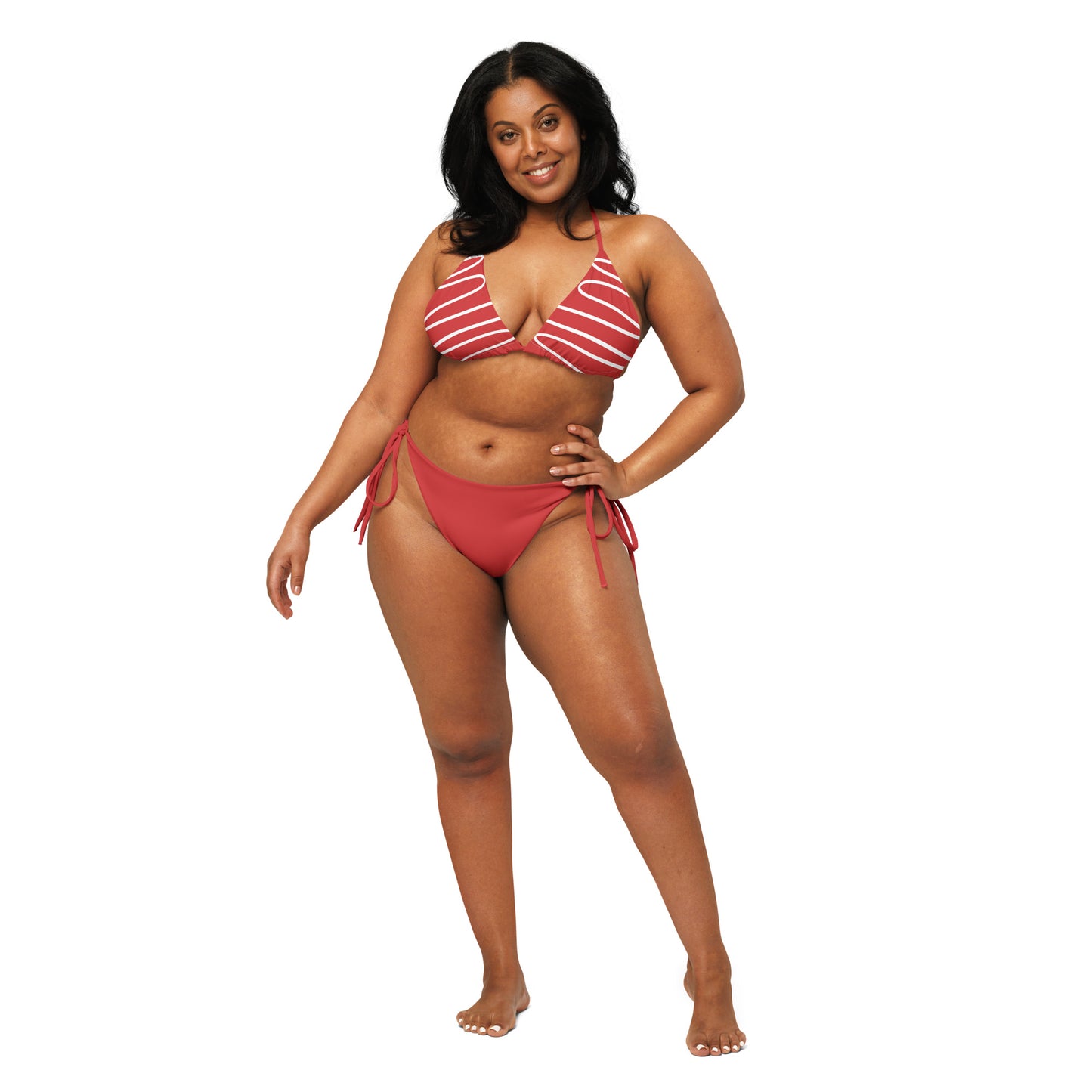 Aufnahme eines Curvy-Models, das das rote Bikini-Set „FALA“ von POLCOUTURE auf einem reinen weißen Hintergrund trägt. Das Bikini-Oberteil zeigt minimalistische weiße Wellen-Linien (Fala), während das Bikini-Höschen uni-rot ist. Die vorteilhafte Passform und das nachhaltige Material des Sets sind deutlich zu erkennen.