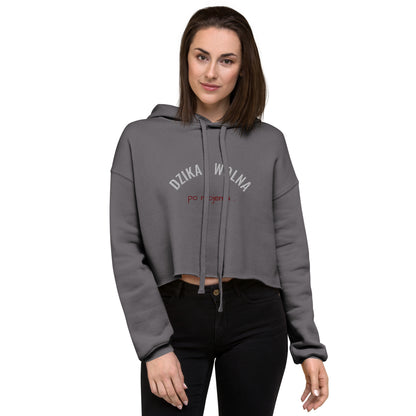 Vorderansicht eines Models, das den grauen Cropped Hoodie von POLCOUTURE trägt. Die zwei Bänder der Kapuze hängen locker über die hochwertige Stickerei auf der Brust und unterstreichen den gemütlichen Look.