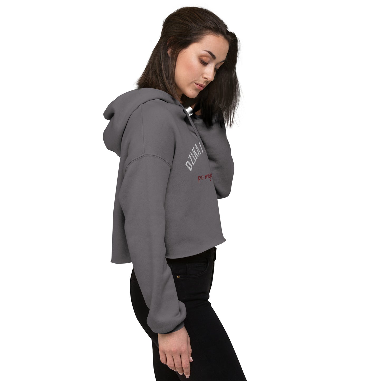 Seitenprofil eines Models vor weißem Hintergrund, das den grauen Cropped Hoodie von POLCOUTURE trägt. Zu erkennen ist der gestickte Slogan „Dzika i wolna“ und der Zusatz „po mojemu“.