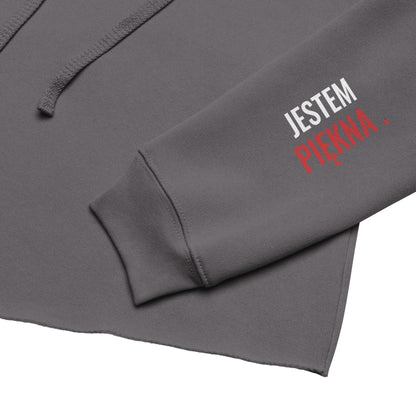Detailaufnahme des linken Ärmels des grauen Hoodies. Der Print „Jestem piękna“ ist klar und präzise auf dem Stoff zu sehen.