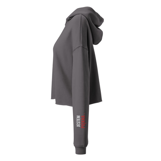 Seitenansicht des grauen Cropped Hoodies von POLCOUTURE. Auf dem linken Ärmel ist der Print „Jestem piękna“ in klarer Schrift zu sehen.