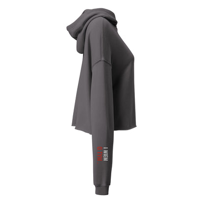 Die rechte Seite des grauen Hoodies mit der Fortführung des Embrace-Effekts: Der Print „i wjem o tym “ auf dem rechten Ärmel.