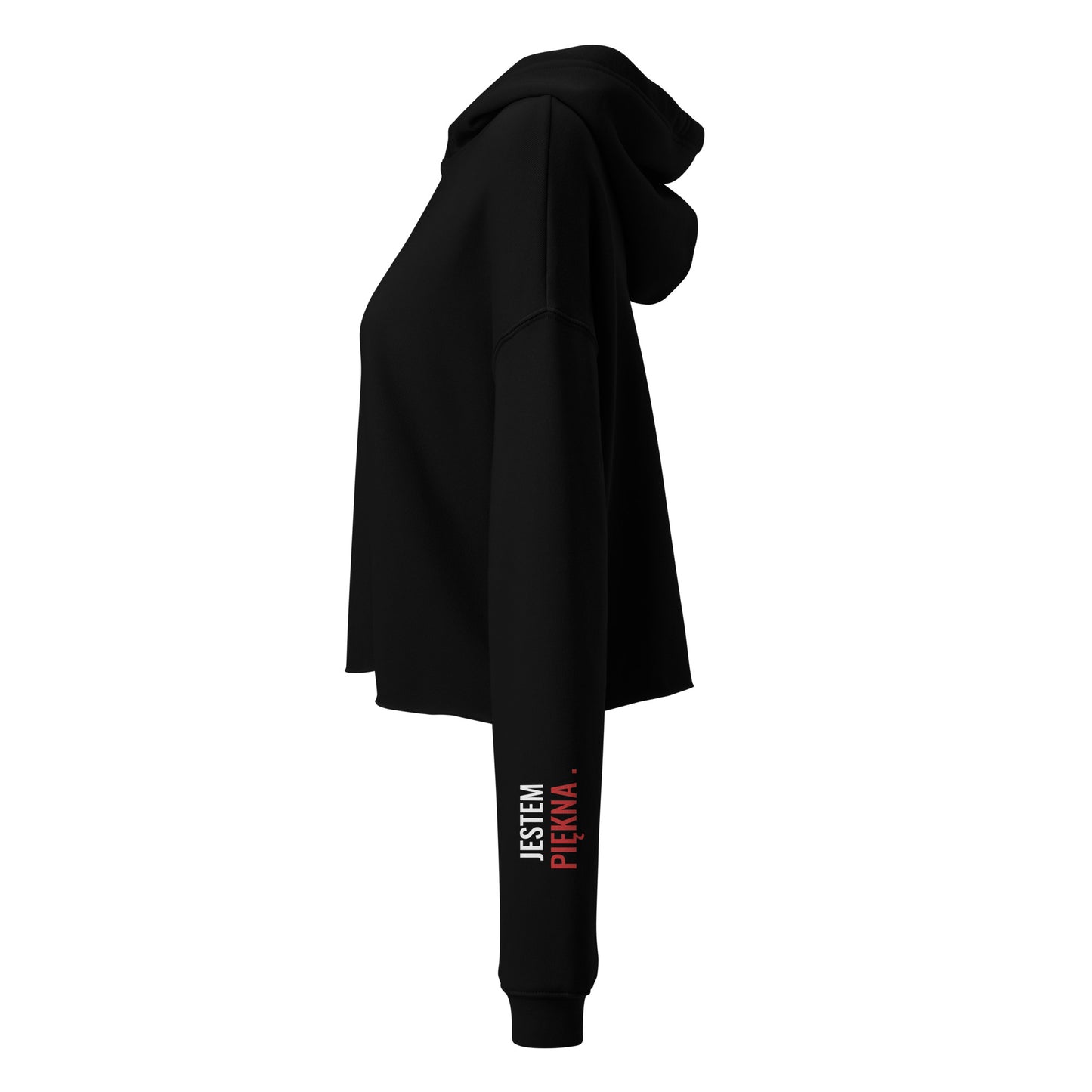 Seitenansicht des schwarzen Cropped Hoodies. Auf dem linken Ärmel ist der zweifarbige Print „Jestem piękna“ in Rot und Weiß zu sehen.