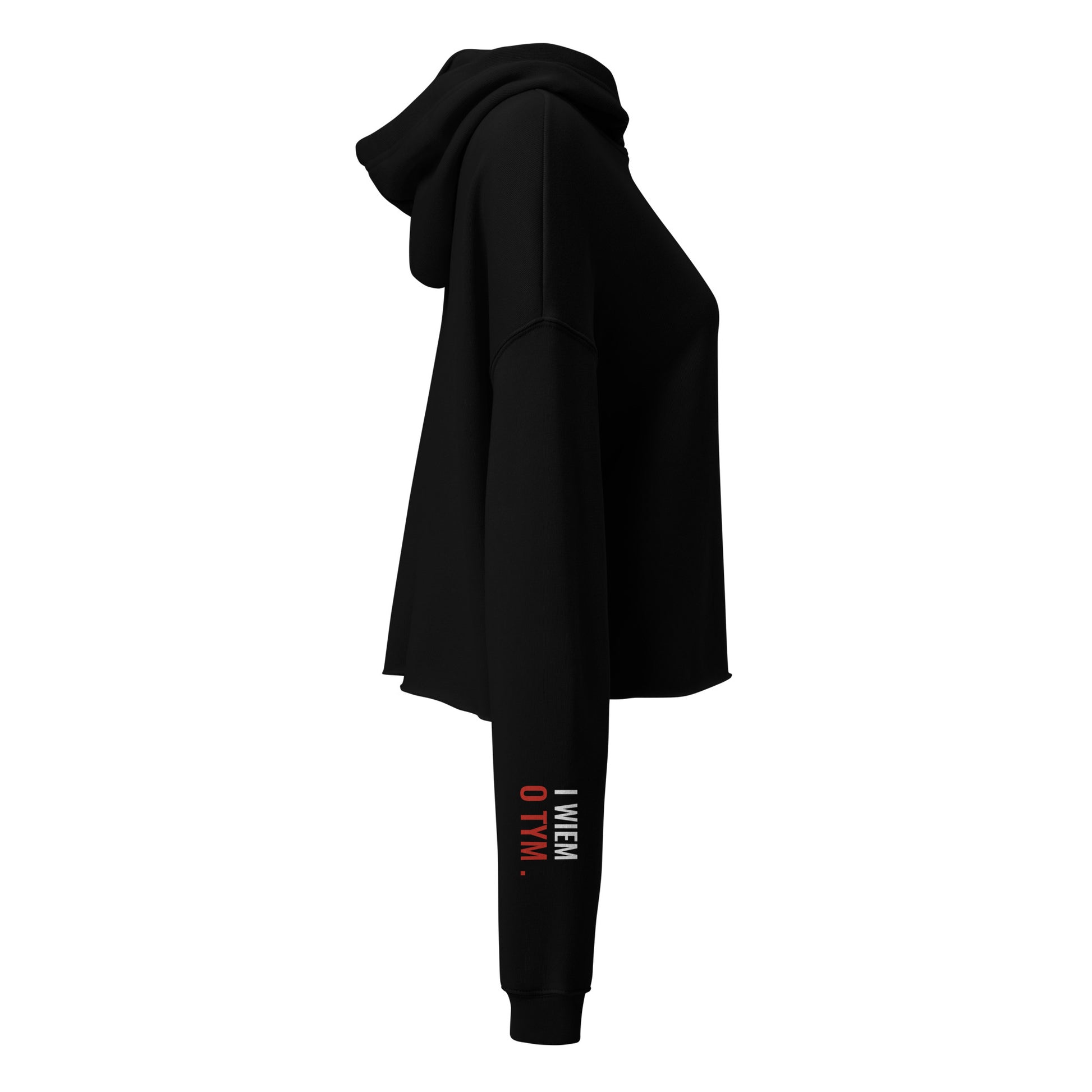 Die rechte Seite des schwarzen Hoodies mit dem ergänzenden Print „i wiem o tym“ in Rot und Weiß auf dem Ärmel.
