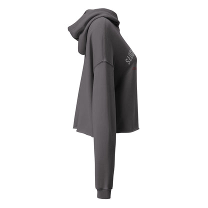 Seitenansicht (rechts) eines grauen Cropped Hoodies von POLCOUTURE. Der Hoodie hat einen modernen, kurzen Schnitt mit weit geschnittenen Ärmeln und einer Kapuze. Ein Teil der Stickerei ist sichtbar.