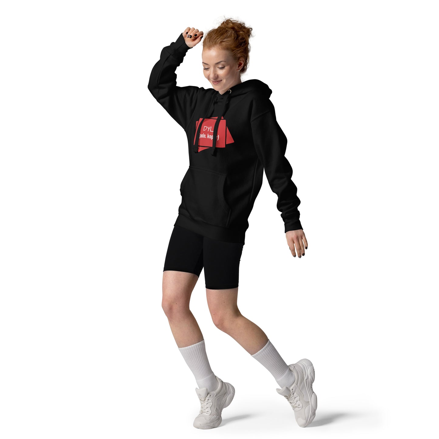 Ganzkörperaufnahme eines Models im schwarzen Unisex Hoodie „DYL“ mit dem markanten roten Print.