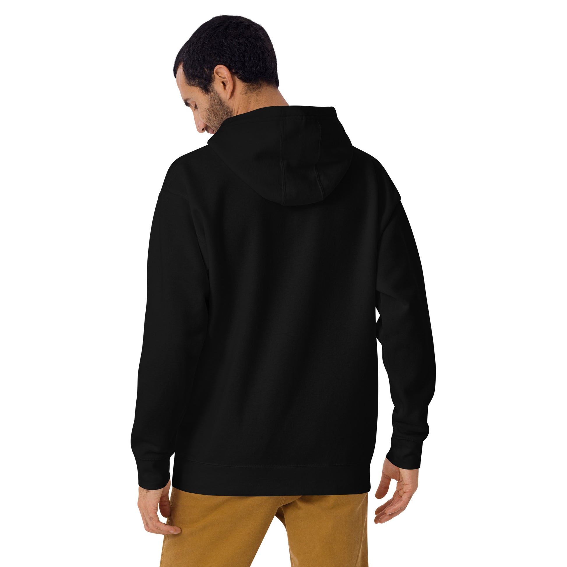 Die Rückansicht des schwarzen Hoodies am Model zeigt die Kapuze und den modernen Streetwear-Sitz.