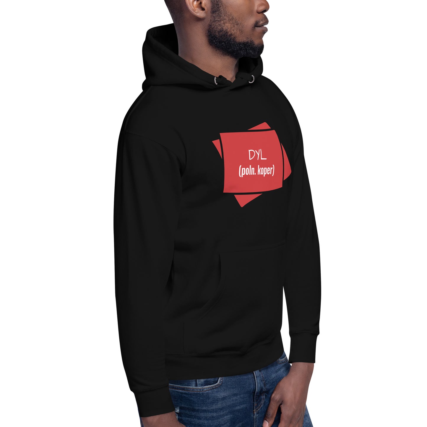 Model präsentiert den schwarzen „DYL“ Hoodie von der Seite; das rote Design leuchtet auf dem dunklen Stoff.