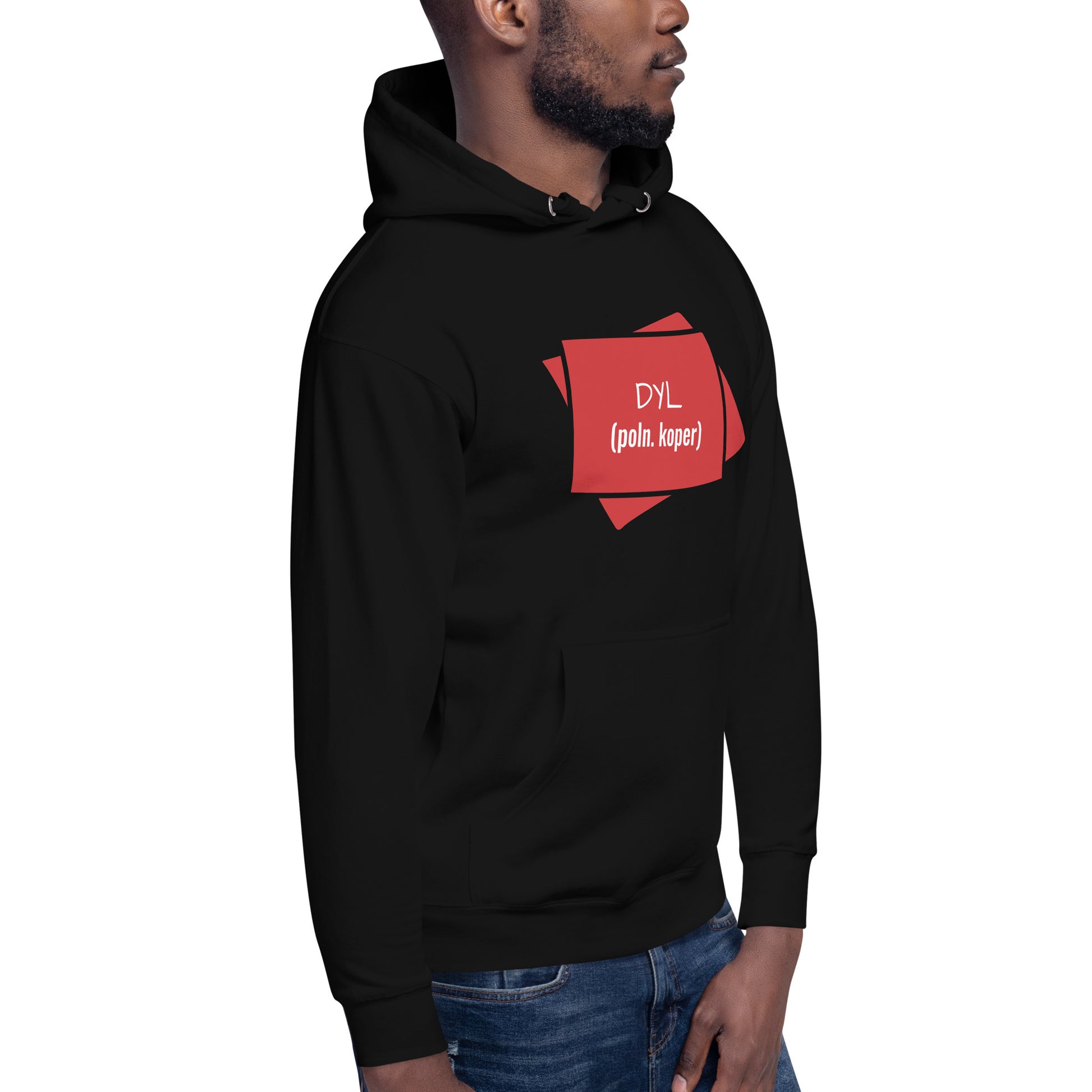 Model präsentiert den schwarzen „DYL“ Hoodie von der Seite; das rote Design leuchtet auf dem dunklen Stoff.
