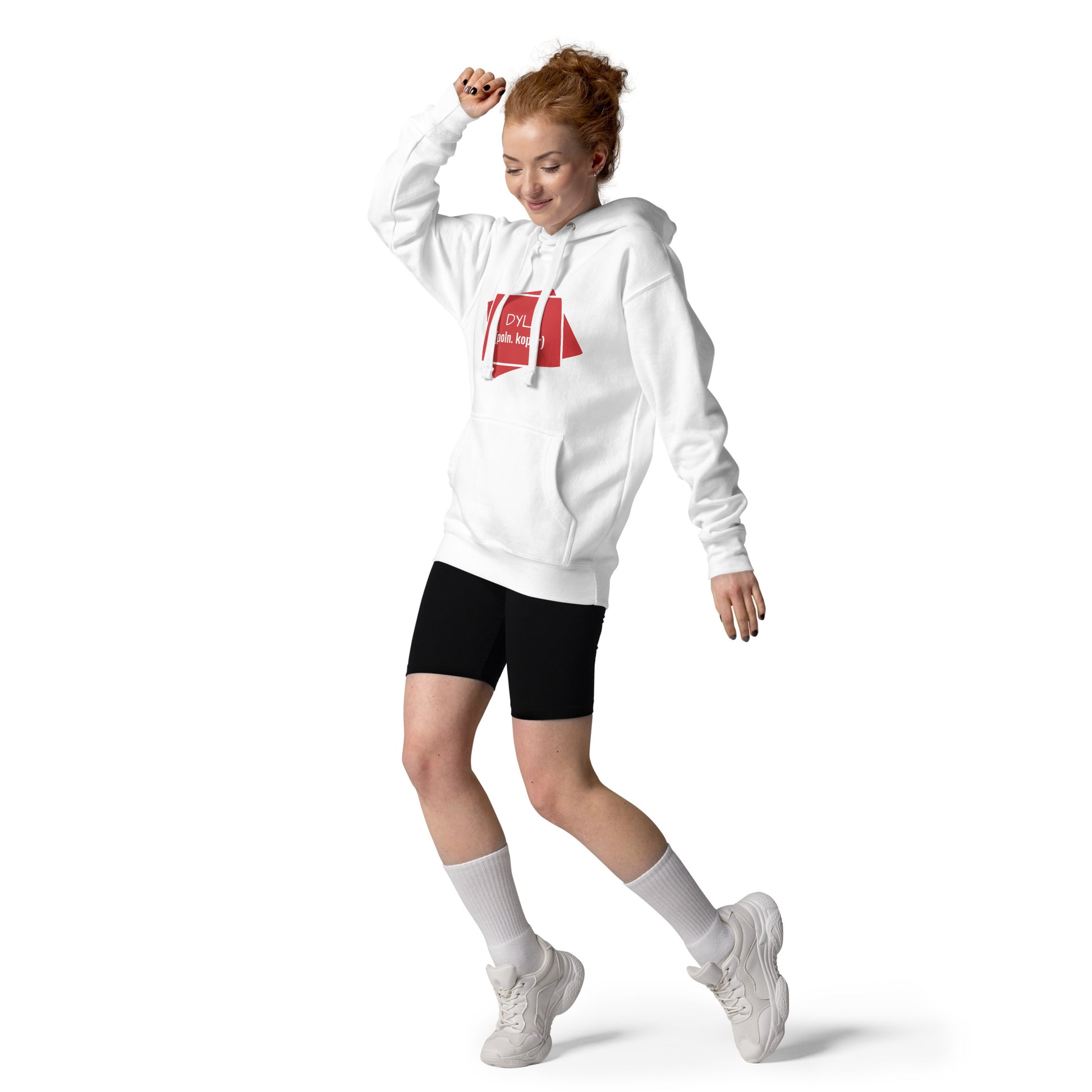 Ganzkörperaufnahme eines Models im weißen Unisex Hoodie „DYL“ mit rot weißem Print.