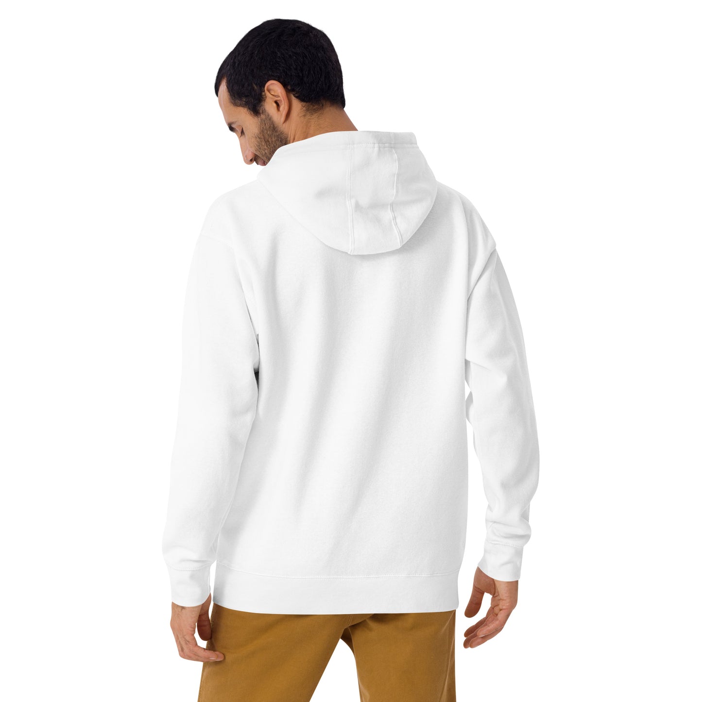 Die Rückansicht des weißen Hoodies am Model zeigt die hochwertige Kapuze und den Sitz.