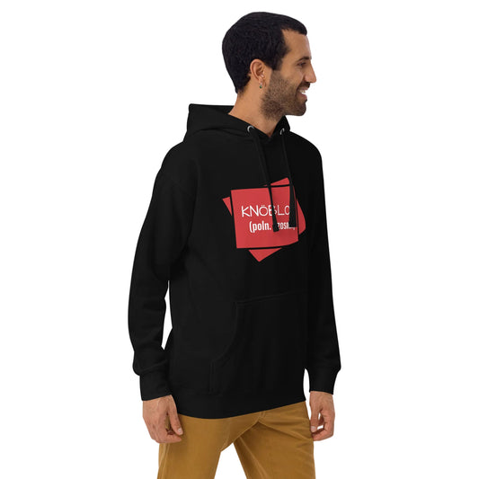 Model in der Seitenansicht, wobei der rote „KNÖBLOK“-Aufdruck auf der Brust und die Passform des schwarzen Hoodies perfekt zur Geltung kommen.
