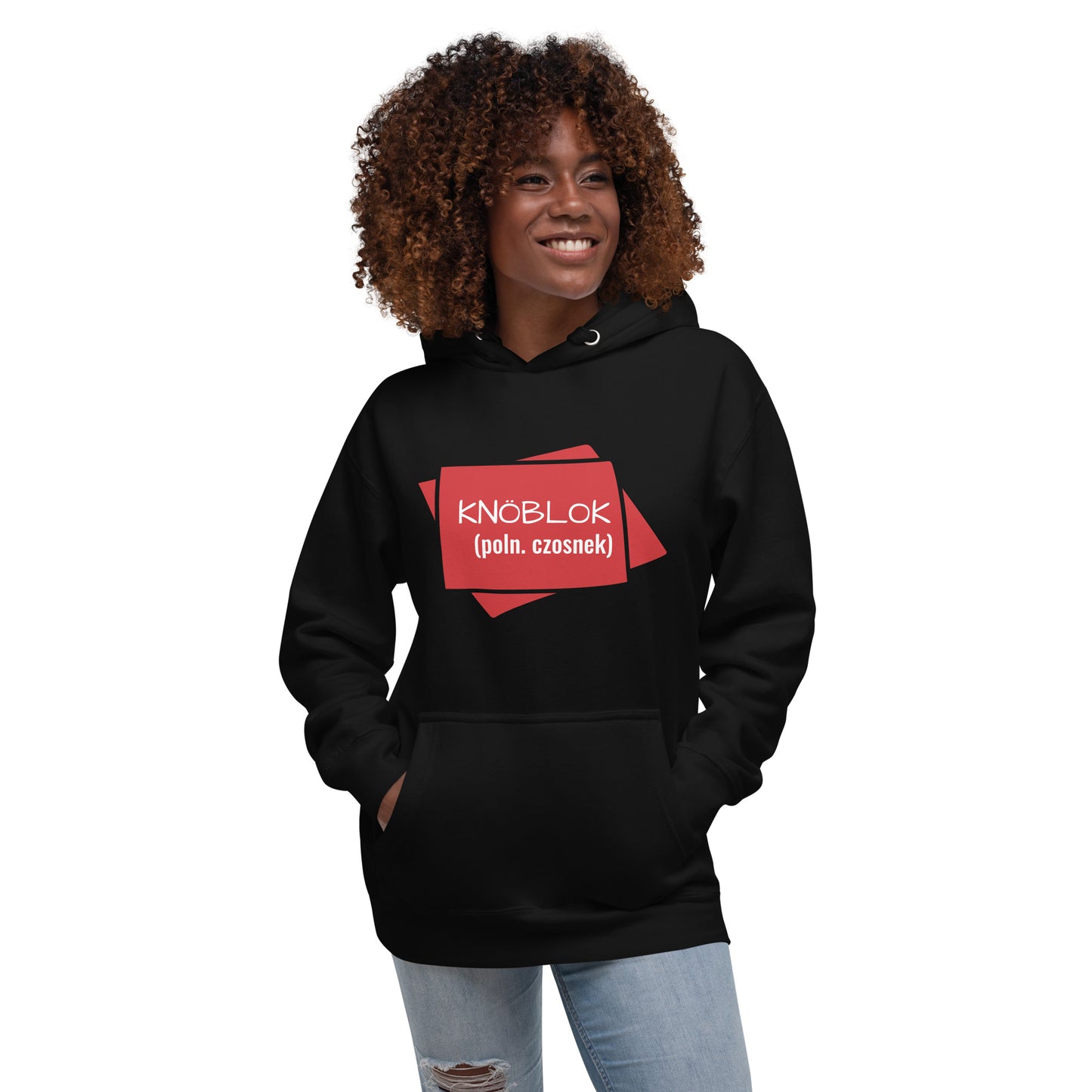 Model präsentiert den schwarzen „KNÖBLOK“ Hoodie von vorne. Der rote Print und die Kängurutasche sind deutlich sichtbar.