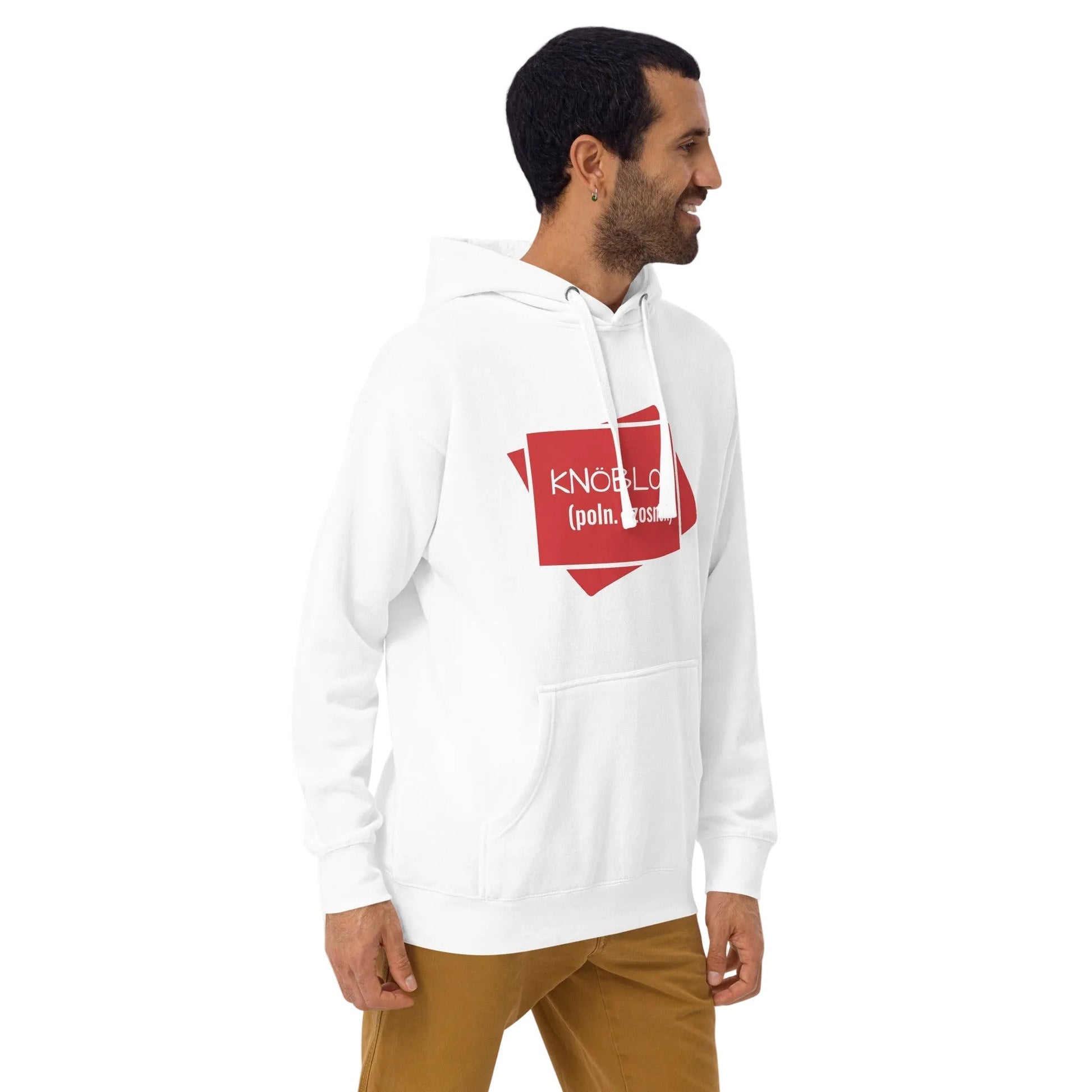 Model in der Seitenansicht, wobei der rote „KNÖBLOK“-Aufdruck auf der Brust und die Passform des weißen Hoodies perfekt zur Geltung kommen.