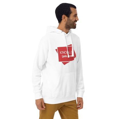 Model in der Seitenansicht, wobei der rote „KNÖBLOK“-Aufdruck auf der Brust und die Passform des weißen Hoodies perfekt zur Geltung kommen.