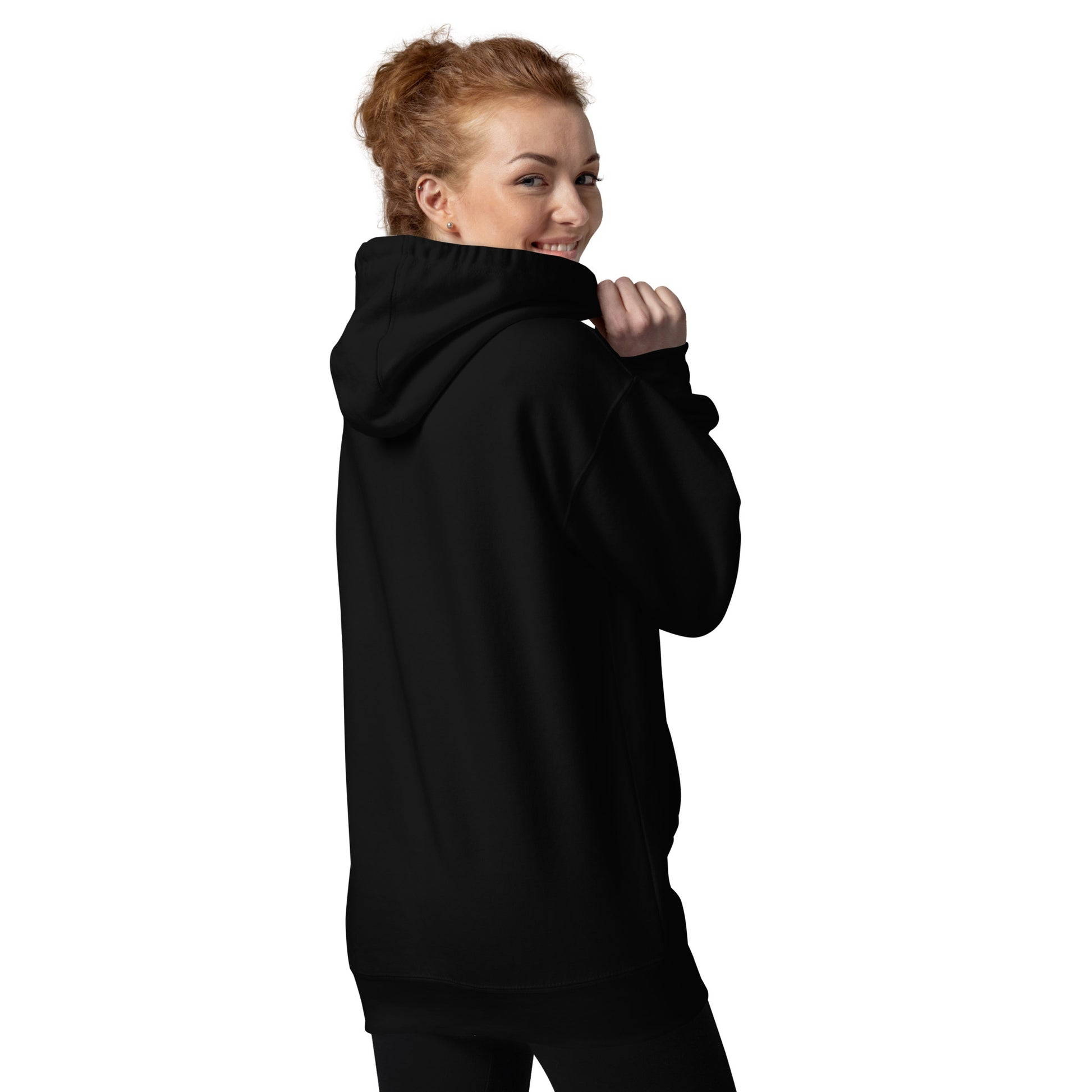 Rückansicht des schwarzen Hoodies am Model; moderner Streetwear-Sitz.