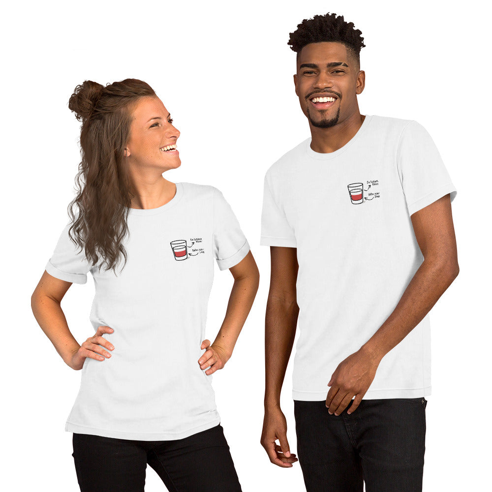 Ein lächelndes Paar in weißen „PÓŁ NA PÓŁ“ T-Shirts von POLCOUTURE; auf der linken Brust ist das minimalistische Gläschen-Design mit rotem Sirup-Akzent zu sehen.