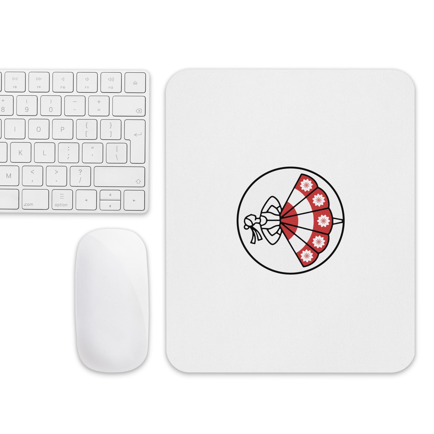 Stimmungsvolle Lifestyle-Aufnahme des POLCOUTURE Mousepads, umgeben von Schreibtisch-Accessoires. Das Design fügt sich nahtlos in ein modernes und stilvolles Arbeitsumfeld ein.