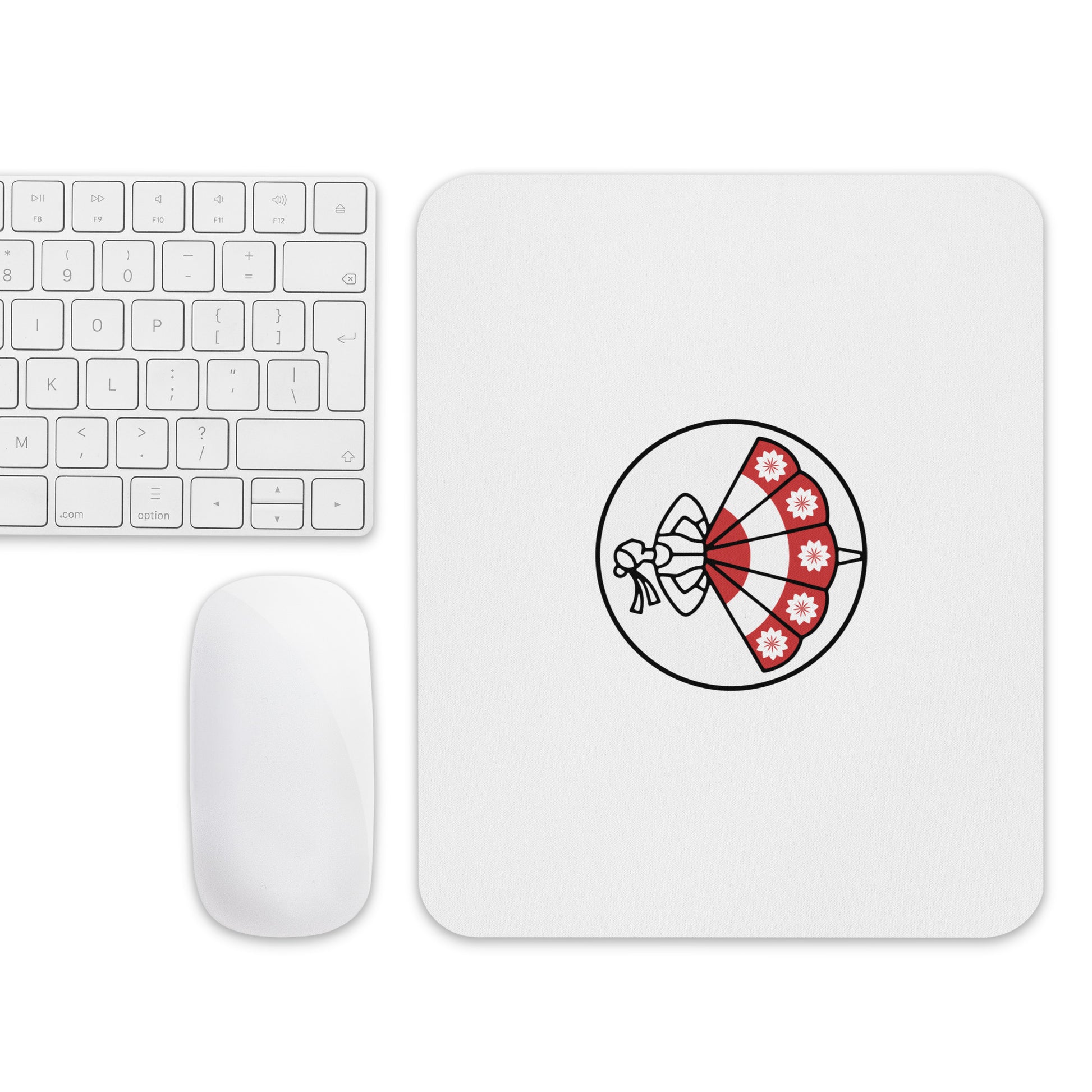 Stimmungsvolle Lifestyle-Aufnahme des POLCOUTURE Mousepads, umgeben von Schreibtisch-Accessoires. Das Design fügt sich nahtlos in ein modernes und stilvolles Arbeitsumfeld ein.