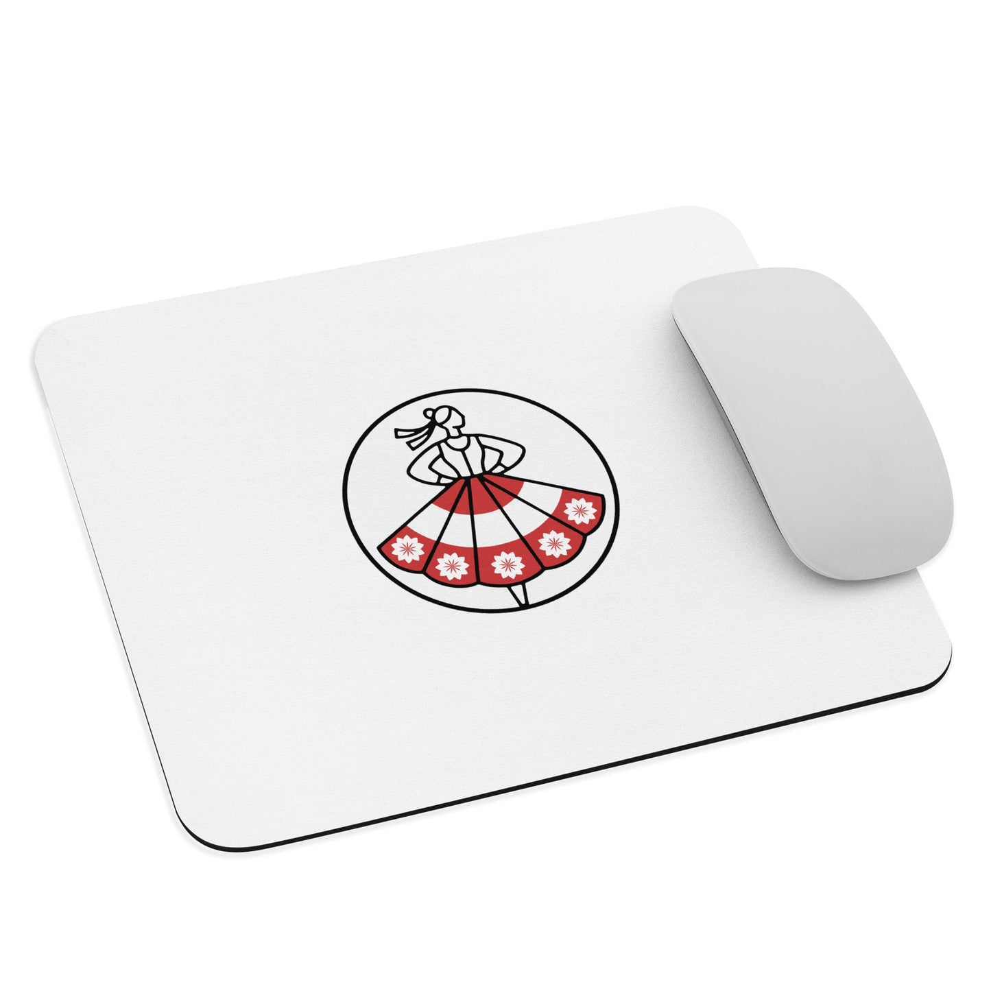 Draufsicht auf ein weißes POLCOUTURE Mousepad, auf dem eine moderne Computermaus platziert ist. Das Mousepad zeigt das minimalistische Logo der Polka-Figur in ihrem charakteristischen rot-weißen Kleid. Die Szene ist auf einem hellen Hintergrund freigestellt und betont das klare, funktionale Design.
