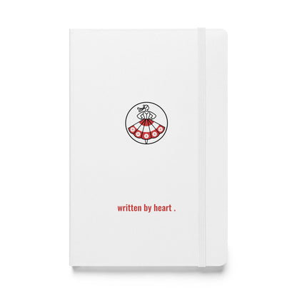 Vorderansicht des weißen Hardcover-Notizbuchs von POLCOUTURE. Das minimalistische Design mit dem Logo und dem Slogan „written by heart“ steht im Fokus vor einem rein weißen Hintergrund.