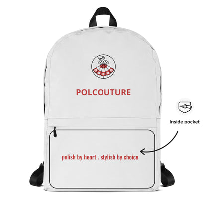 Vorderansicht des weißen POLCOUTURE Rucksacks auf weißem Hintergrund mit Detail-Einblendung der Innentasche. Darauf zu sehen ist der Slogan „polish by heart . stylish by choice.“ als besonderes Highlight im Inneren des Rucksacks.