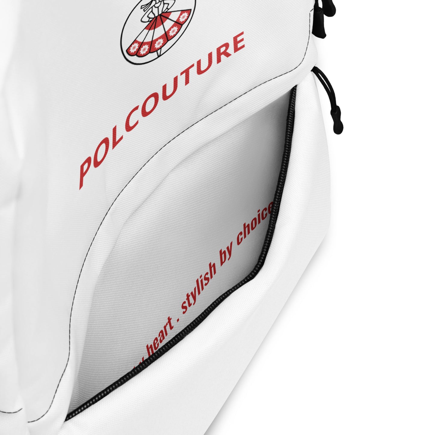 Detailansicht des weißen Rucksacks von POLCOUTURE. Gezeigt werden die hochwertigen Reißverschlüsse, die saubere Verarbeitung der Nähte und der Slogan „polish by heart . stylish by choice“ im Inneren der vorderen Tasche.