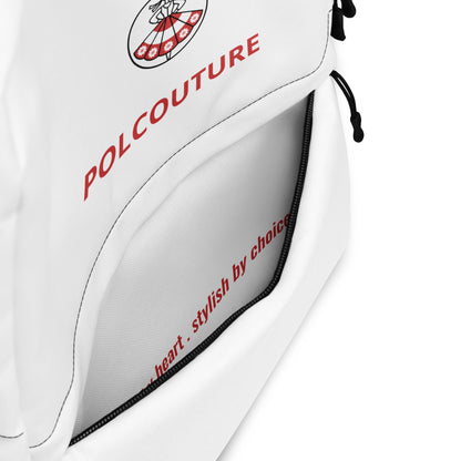 Detailansicht des weißen Rucksacks von POLCOUTURE. Gezeigt werden die hochwertigen Reißverschlüsse, die saubere Verarbeitung der Nähte und der Slogan „polish by heart . stylish by choice“ im Inneren der vorderen Tasche.