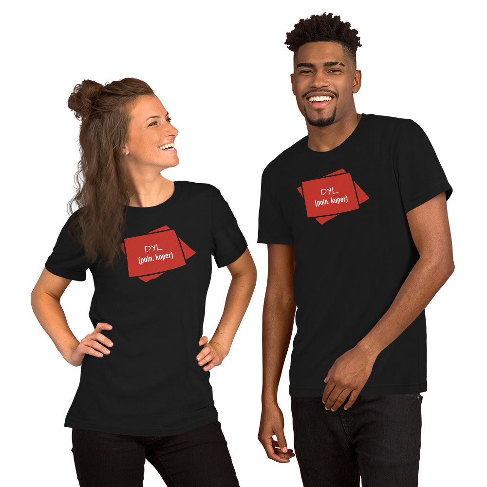 Zwei Personen präsentieren das schwarze T-Shirt „DYL“ beim Tragen.