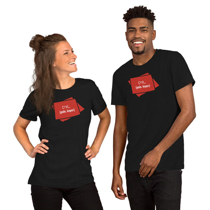 Zwei Personen präsentieren das schwarze T-Shirt „DYL“ beim Tragen.