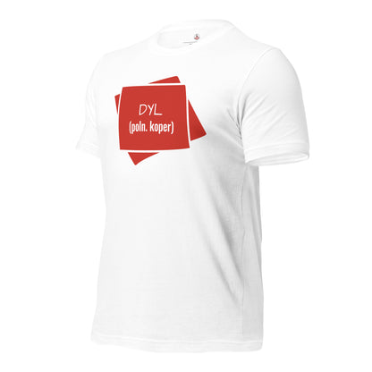 Das weiße T-Shirt „DYL“ von der linken Seite gesehen.