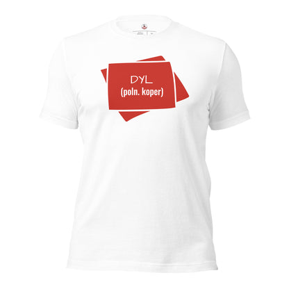 Vorderansicht des weißen T-Shirts „DYL“ mit rotem Aufdruck.