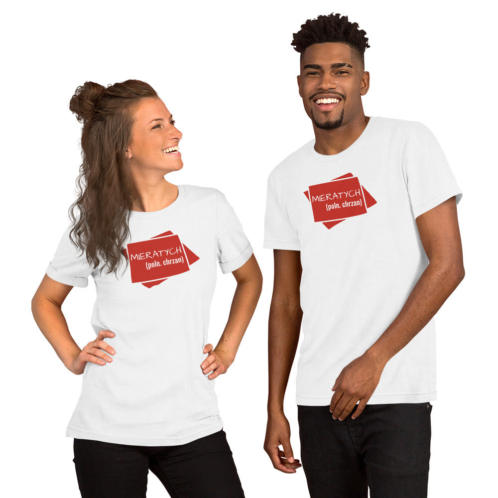 Zwei Personen präsentieren das weiße T-Shirt „MIERETYCH“ und zeigen die Vielseitigkeit des Designs für alle Körpertypen.