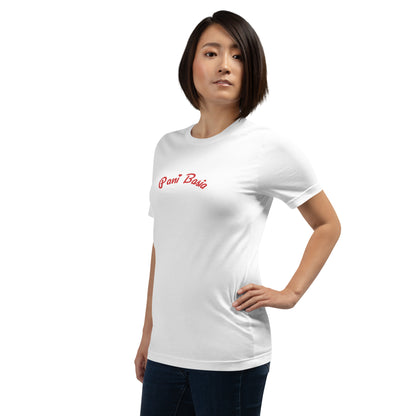 Ein Model im weißen Shirt, leicht seitlich gedreht. Der Fokus liegt auf dem roten Schriftstück „Pani Basia“, das durch die verspielte Schriftart und das kleine Herzchen über dem „i“ besonders charmant wirkt.