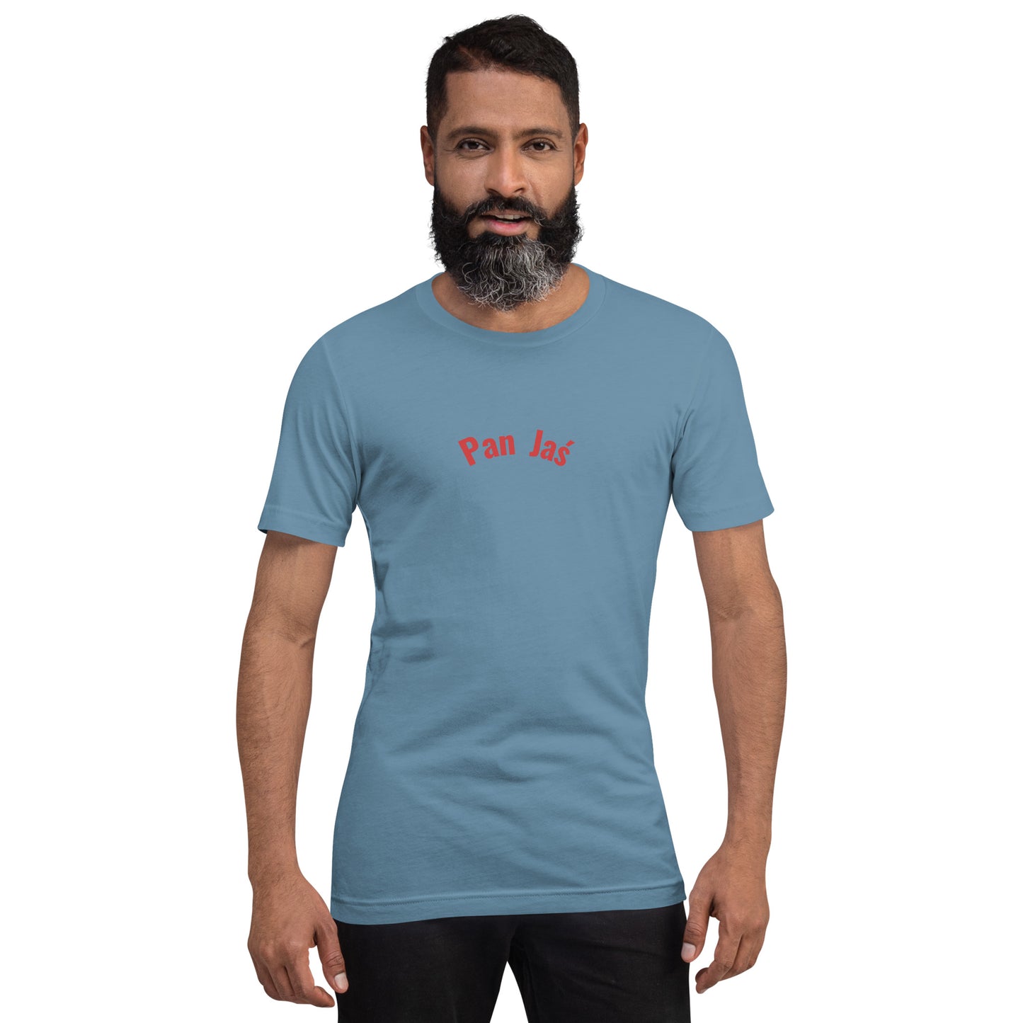 Frontalansicht eines Models in einem stahlblauen (Steel Blue) POLCOUTURE Unisex-T-Shirt. Zentriert auf der Brust ist der Schriftzug „Pan Jaś“ in einer klaren, roten Schrift aufgedruckt.