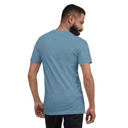 Rückansicht eines Models in einem stahlblauen (Steel Blue) POLCOUTURE Unisex-T-Shirt. Die schlichte Rückseite betont die besondere Farbtiefe und die hohe Qualität des Stoffes.