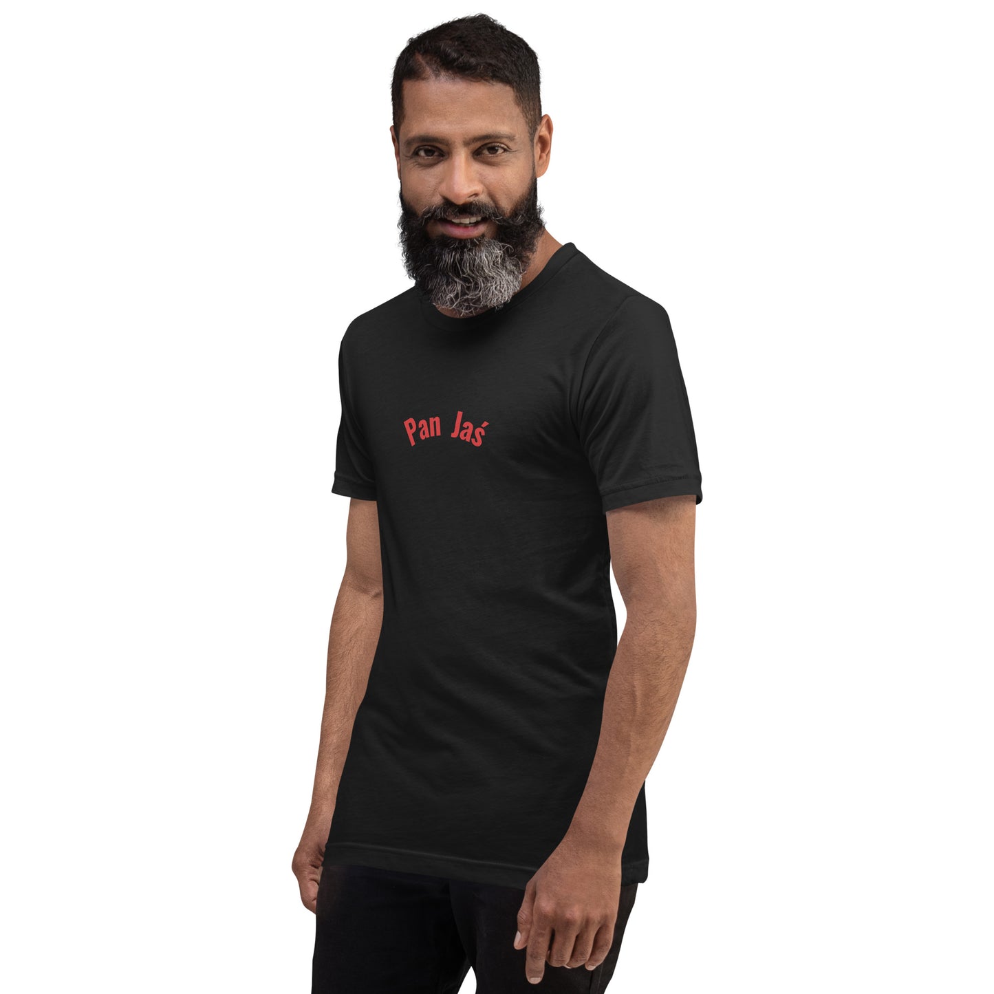 Ein Model trägt ein Unisex-T-Shirt in Vintage Schwarz von POLCOUTURE. Auf der Brust prangt der Schriftzug „Pan Jaś“ im markanten POLCOUTURE Rot. Der dunkle Stoff bildet einen starken Kontrast zum Druck.