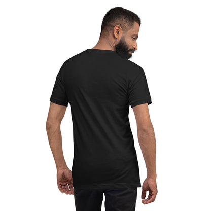 Rückansicht eines Models in einem POLCOUTURE Unisex-T-Shirt in Vintage Schwarz. Die schlichte Rückseite unterstreicht den minimalistischen und hochwertigen Charakter des Designs.