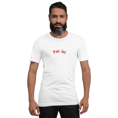 Frontalansicht eines Models in einem weißen POLCOUTURE Unisex-T-Shirt. Zentriert auf der Brust ist der Schriftzug „Pan Jaś“ in einer klaren, roten Schrift aufgedruckt. Das Bild zeigt den Sitz des T-Shirts mit Rundhalsausschnitt.