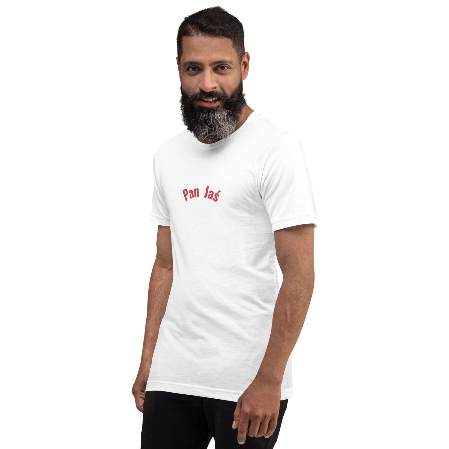 Ein Model in Seitenansicht trägt ein weißes Unisex-T-Shirt von POLCOUTURE. Auf der Brust prangt der Schriftzug „Pan Jaś“ im markanten POLCOUTURE Rot. Das Model ist leicht seitlich links gedreht, um die Passform zu zeigen.