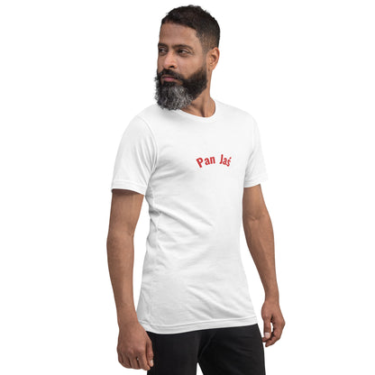 Ein Model in Seitenansicht trägt ein weißes Unisex-T-Shirt von POLCOUTURE. Auf der Brust prangt der Schriftzug „Pan Jaś“ im markanten POLCOUTURE Rot. Das Model ist leicht seitlich rechts gedreht, wodurch der Fokus auf dem roten Namens-Print liegt.