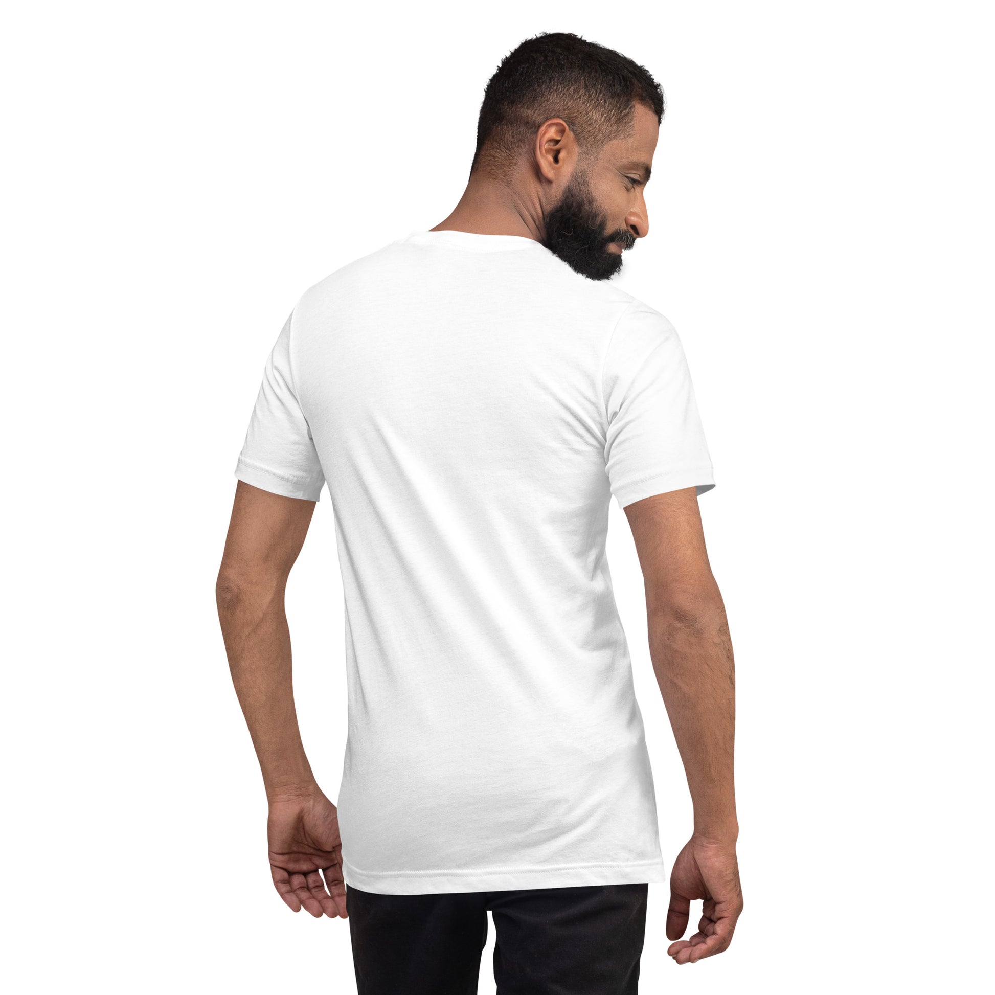 Rückansicht eines Models in einem weißen POLCOUTURE Unisex-T-Shirt. Das T-Shirt ist auf der Rückseite schlicht gehalten, was den minimalistischen Stil und die hochwertige Stoffqualität betont.